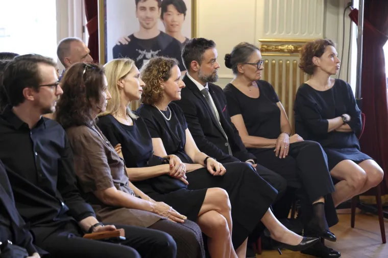 Emotivni prizori iz HNK-a: Kolege, prijatelji i suradnici oprostili se od Zrinka Ogreste