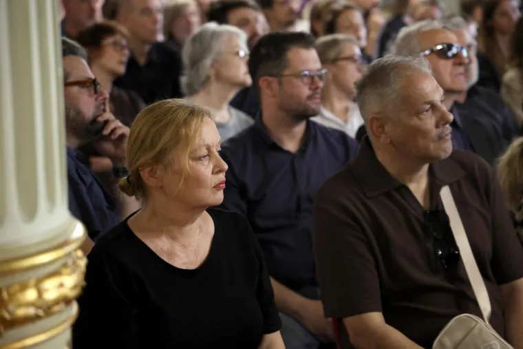 Emotivni prizori iz HNK-a: Kolege, prijatelji i suradnici oprostili se od Zrinka Ogreste
