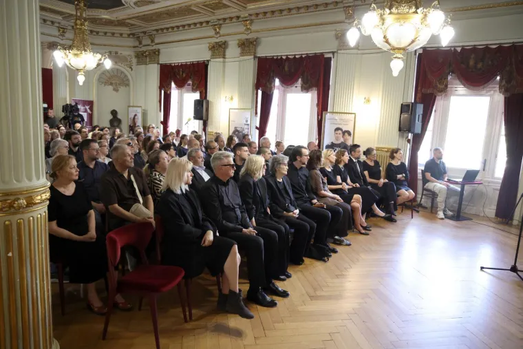 Emotivni prizori iz HNK-a: Kolege, prijatelji i suradnici oprostili se od Zrinka Ogreste