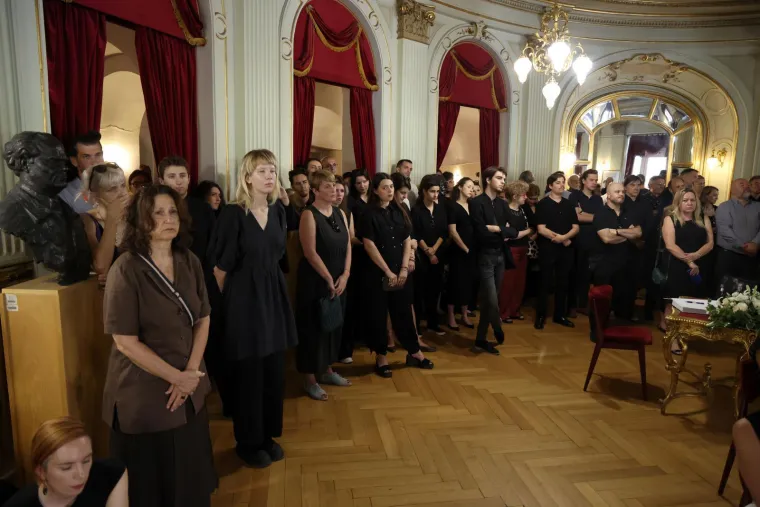 Emotivni prizori iz HNK-a: Kolege, prijatelji i suradnici oprostili se od Zrinka Ogreste
