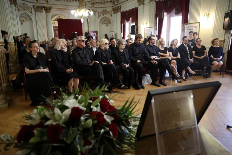 Emotivni prizori iz HNK-a: Kolege, prijatelji i suradnici oprostili se od Zrinka Ogreste