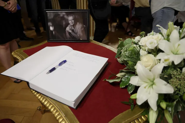 Emotivni prizori iz HNK-a: Kolege, prijatelji i suradnici oprostili se od Zrinka Ogreste