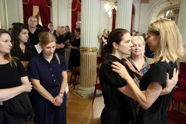 Emotivni prizori iz HNK-a: Kolege, prijatelji i suradnici oprostili se od Zrinka Ogreste