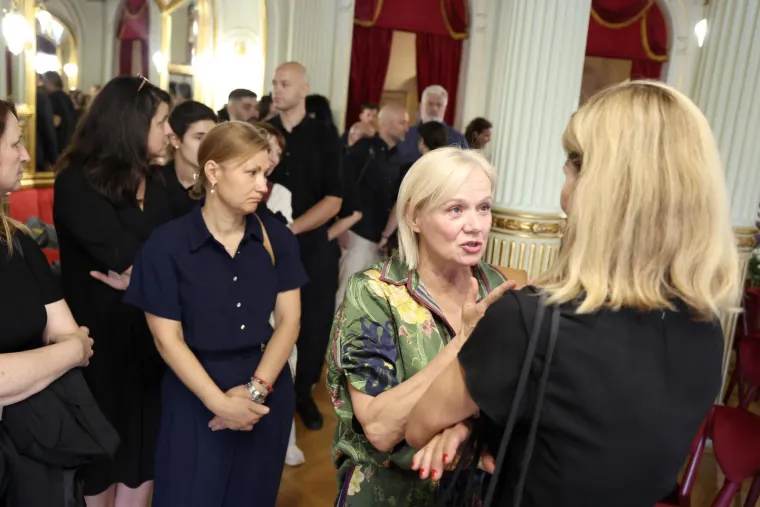 Emotivni prizori iz HNK-a: Kolege, prijatelji i suradnici oprostili se od Zrinka Ogreste
