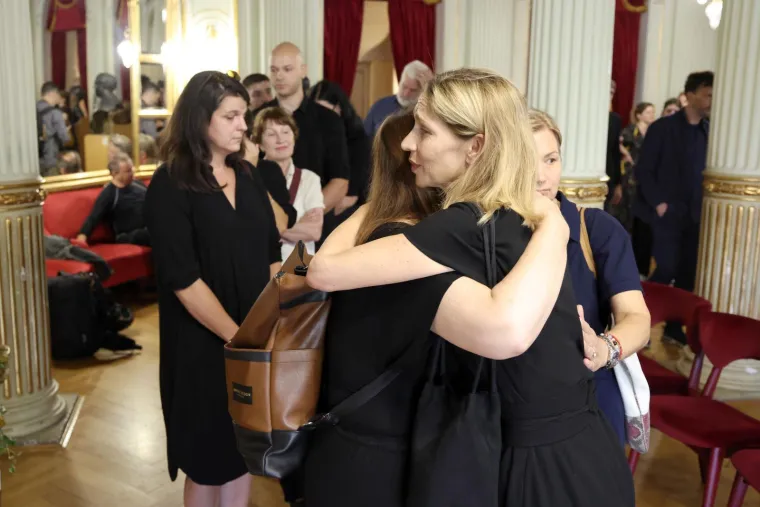 Emotivni prizori iz HNK-a: Kolege, prijatelji i suradnici oprostili se od Zrinka Ogreste