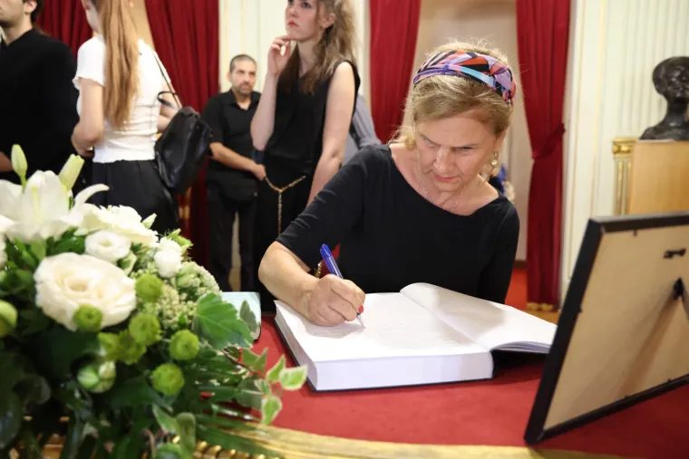 Emotivni prizori iz HNK-a: Kolege, prijatelji i suradnici oprostili se od Zrinka Ogreste