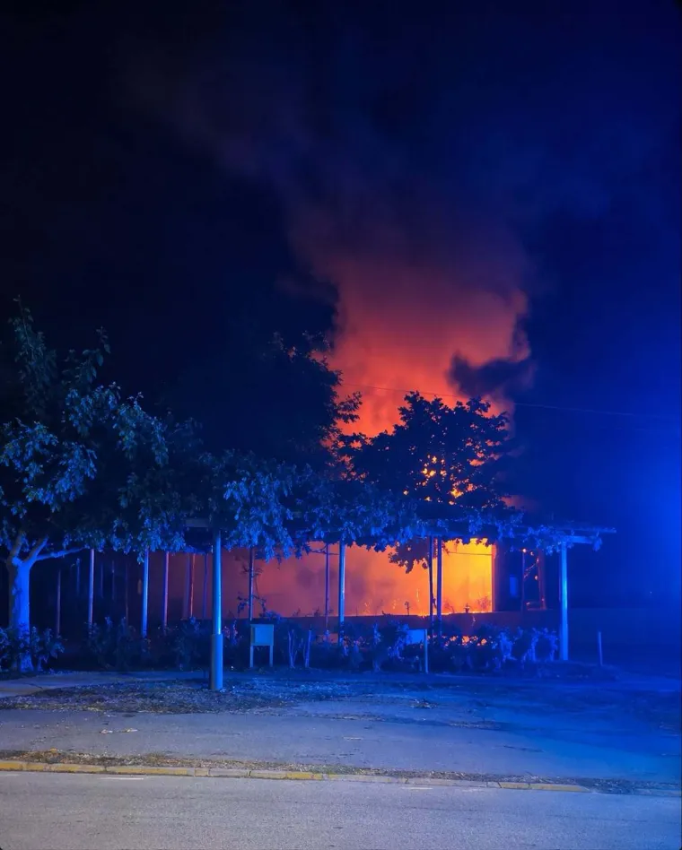 Vatrena stihija progutala restoran u Rovinju, požar gasilo 14 vatrogasaca