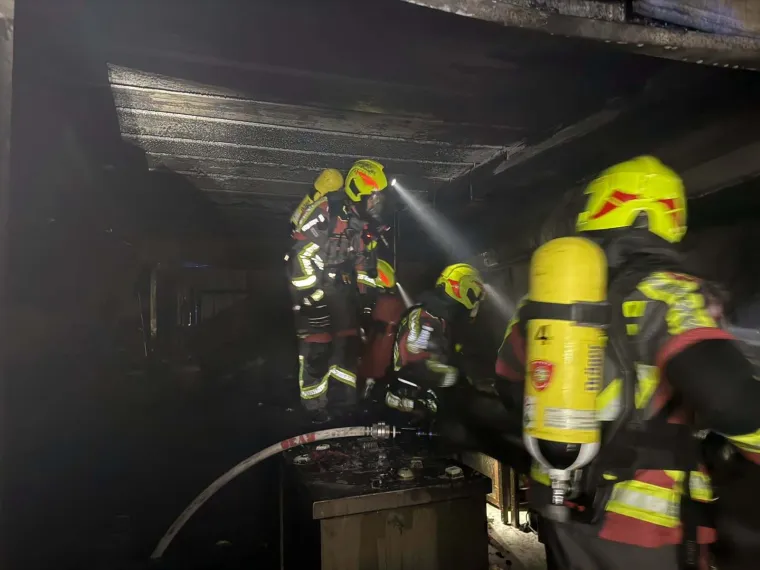 Vatrena stihija progutala restoran u Rovinju, požar gasilo 14 vatrogasaca
