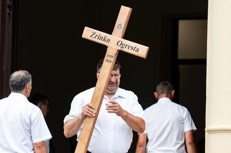 Suze, tuga i jecaji: Brojni poznati ispratili Zrinka Ogrestu na posljednji počinak