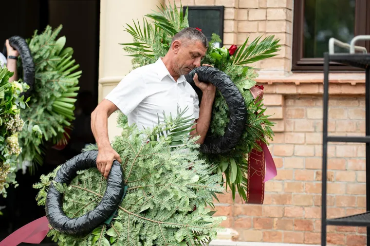 Suze, tuga i jecaji: Brojni poznati ispratili Zrinka Ogrestu na posljednji počinak