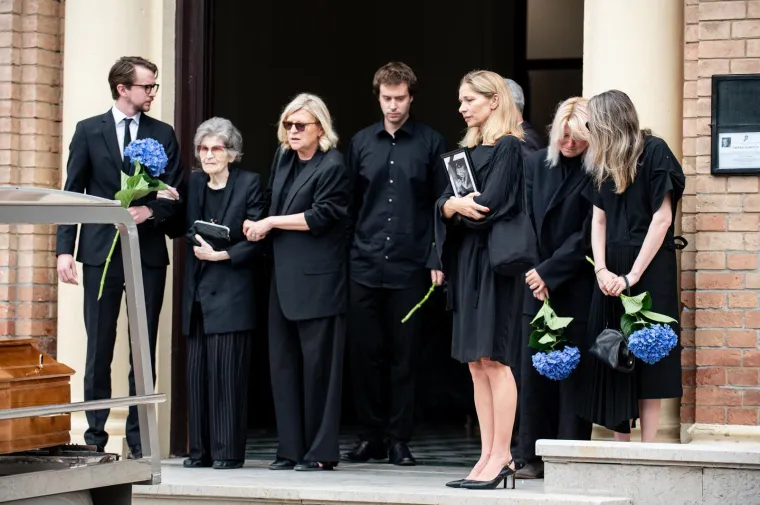 Suze, tuga i jecaji: Brojni poznati ispratili Zrinka Ogrestu na posljednji počinak