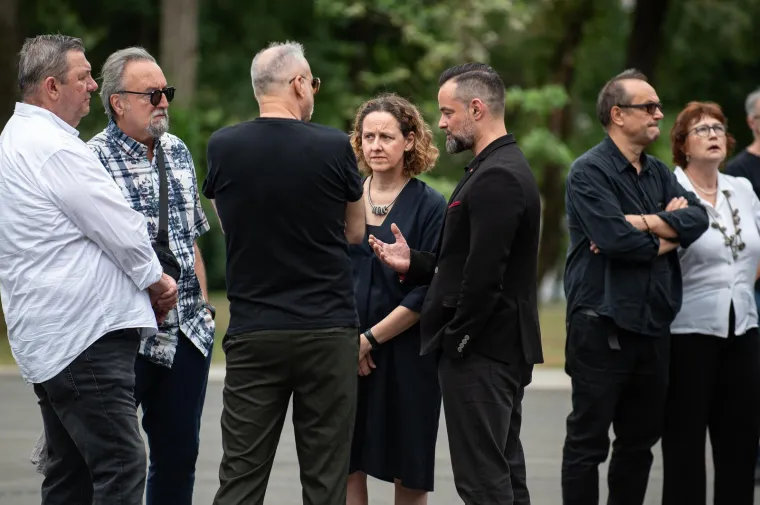 Suze, tuga i jecaji: Brojni poznati ispratili Zrinka Ogrestu na posljednji počinak