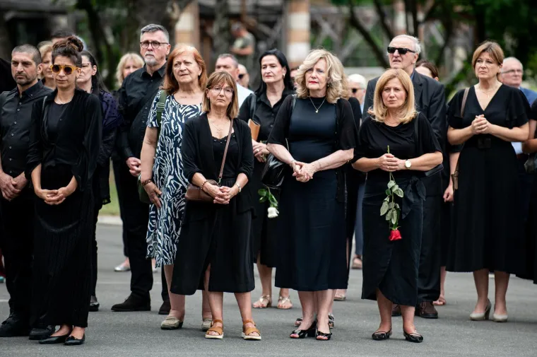 Suze, tuga i jecaji: Brojni poznati ispratili Zrinka Ogrestu na posljednji počinak