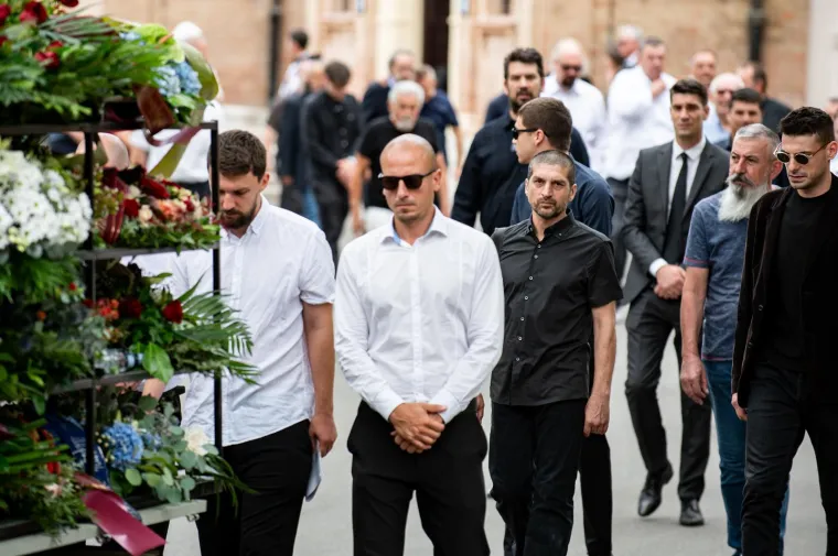 Suze, tuga i jecaji: Brojni poznati ispratili Zrinka Ogrestu na posljednji počinak