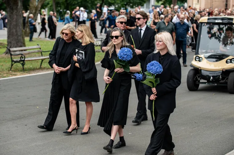Suze, tuga i jecaji: Brojni poznati ispratili Zrinka Ogrestu na posljednji počinak