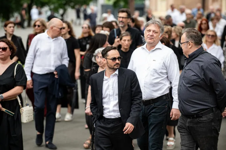 Suze, tuga i jecaji: Brojni poznati ispratili Zrinka Ogrestu na posljednji počinak