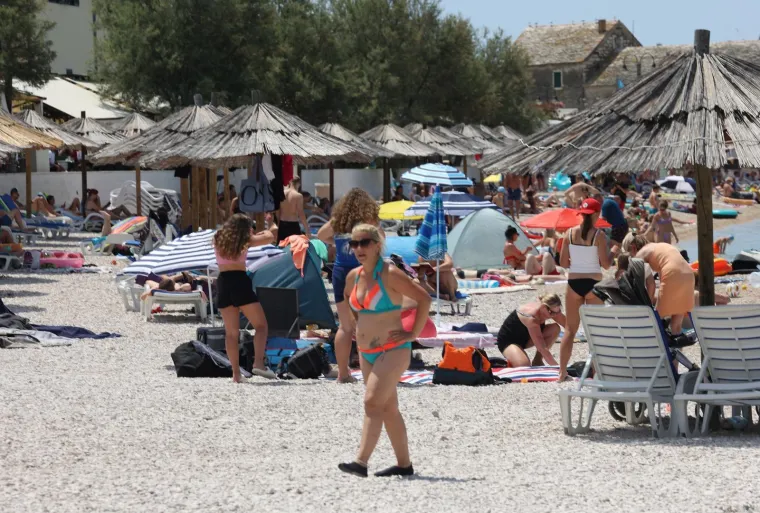 Ova je plaža pravi hit! Gosti se skupili i nastao je pravi mravinjak, sve vrvi od kupača