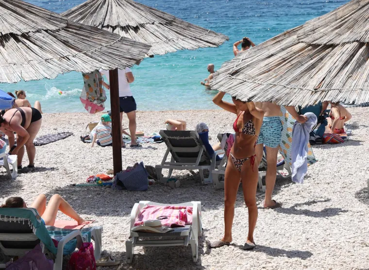 Ova je plaža pravi hit! Gosti se skupili i nastao je pravi mravinjak, sve vrvi od kupača