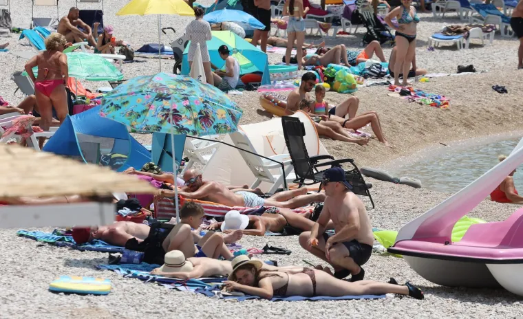 Ova je plaža pravi hit! Gosti se skupili i nastao je pravi mravinjak, sve vrvi od kupača