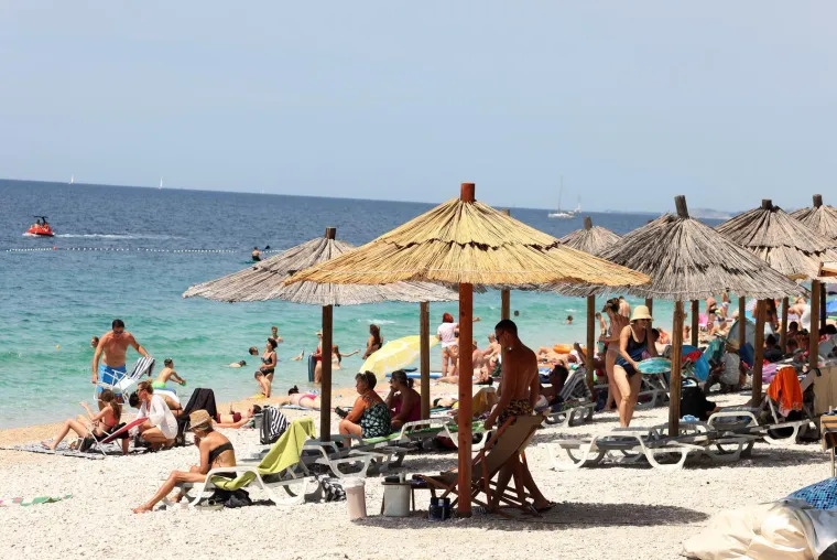 Ova je plaža pravi hit! Gosti se skupili i nastao je pravi mravinjak, sve vrvi od kupača