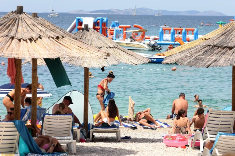 Ova je plaža pravi hit! Gosti se skupili i nastao je pravi mravinjak, sve vrvi od kupača