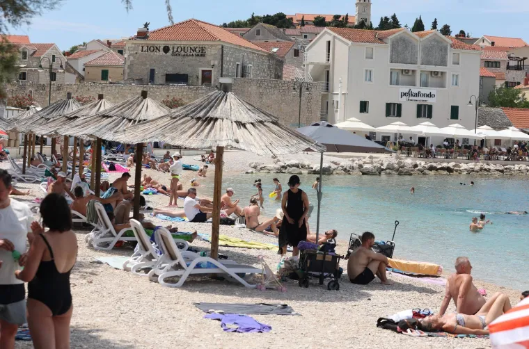 Ova je plaža pravi hit! Gosti se skupili i nastao je pravi mravinjak, sve vrvi od kupača