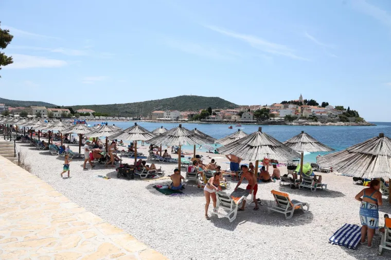 Ova je plaža pravi hit! Gosti se skupili i nastao je pravi mravinjak, sve vrvi od kupača