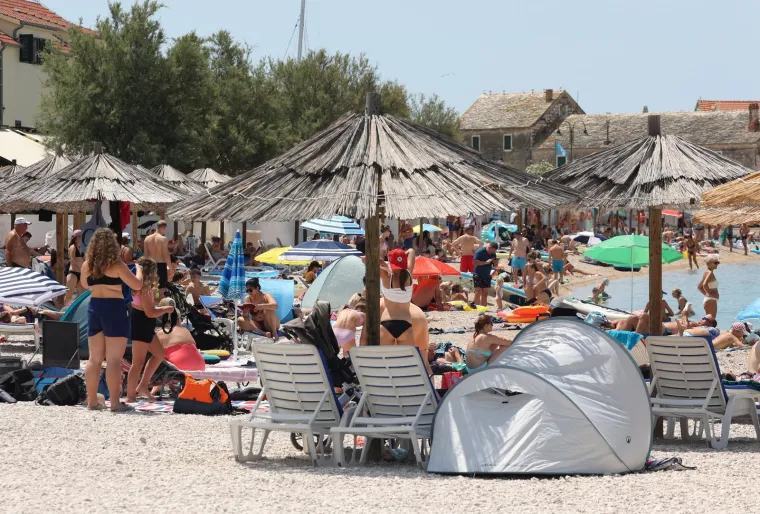 Ova je plaža pravi hit! Gosti se skupili i nastao je pravi mravinjak, sve vrvi od kupača