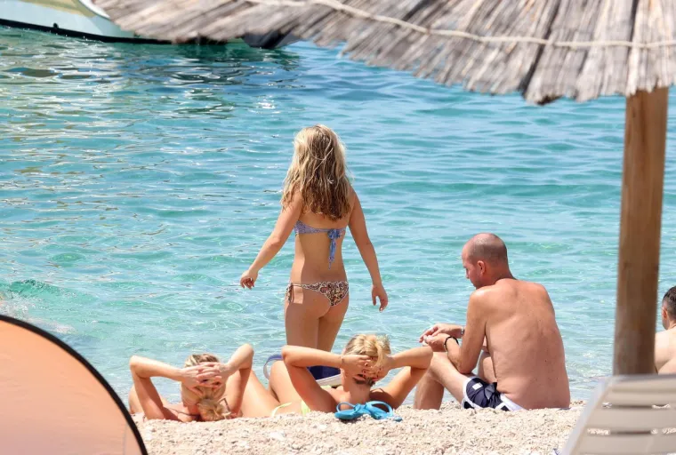 Ova je plaža pravi hit! Gosti se skupili i nastao je pravi mravinjak, sve vrvi od kupača