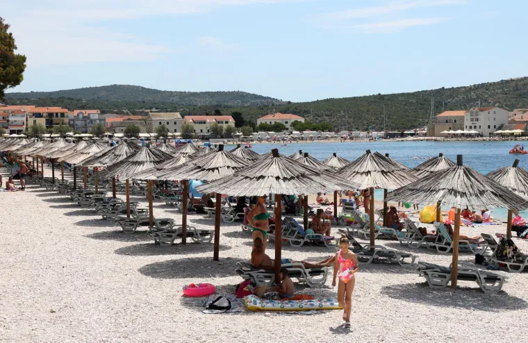 Ova je plaža pravi hit! Gosti se skupili i nastao je pravi mravinjak, sve vrvi od kupača