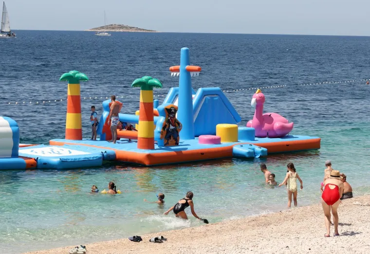 Ova je plaža pravi hit! Gosti se skupili i nastao je pravi mravinjak, sve vrvi od kupača