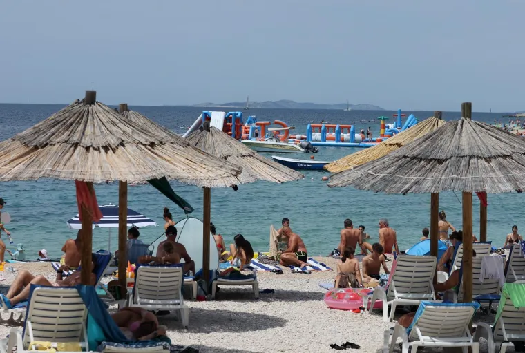Ova je plaža pravi hit! Gosti se skupili i nastao je pravi mravinjak, sve vrvi od kupača