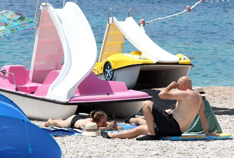 Ova je plaža pravi hit! Gosti se skupili i nastao je pravi mravinjak, sve vrvi od kupača