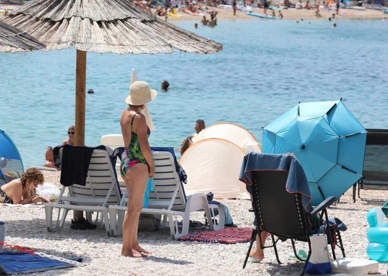 Ova je plaža pravi hit! Gosti se skupili i nastao je pravi mravinjak, sve vrvi od kupača