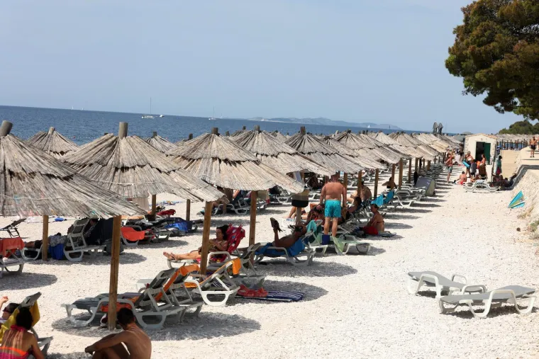 Ova je plaža pravi hit! Gosti se skupili i nastao je pravi mravinjak, sve vrvi od kupača