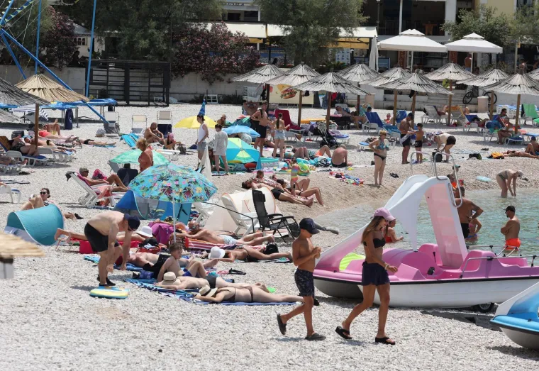 Ova je plaža pravi hit! Gosti se skupili i nastao je pravi mravinjak, sve vrvi od kupača