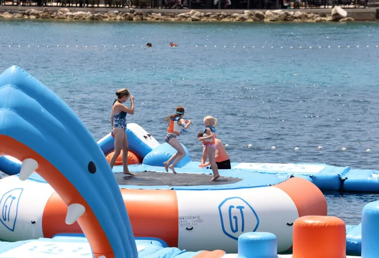 Ova je plaža pravi hit! Gosti se skupili i nastao je pravi mravinjak, sve vrvi od kupača