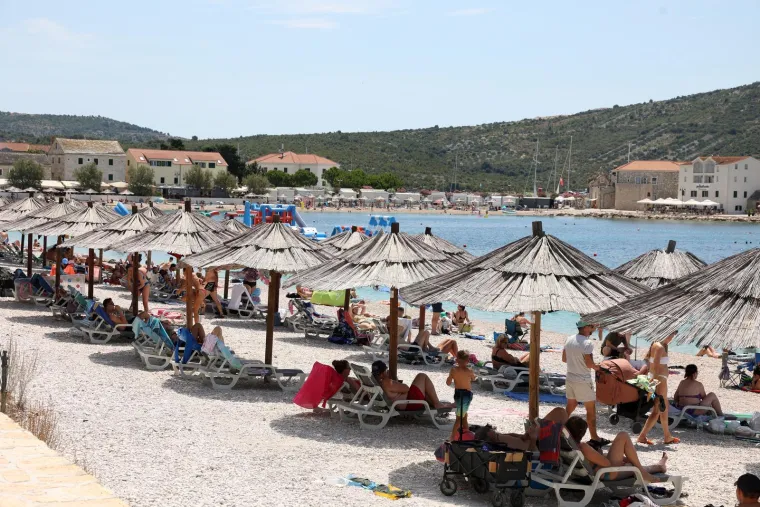Ova je plaža pravi hit! Gosti se skupili i nastao je pravi mravinjak, sve vrvi od kupača
