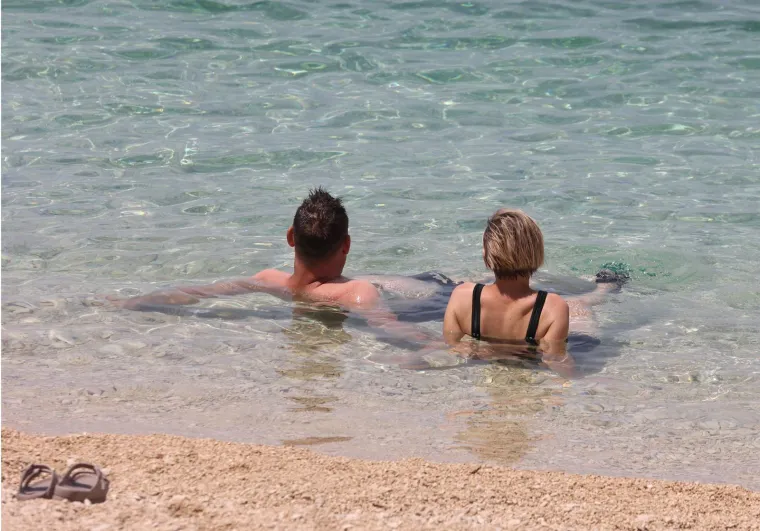 Ova je plaža pravi hit! Gosti se skupili i nastao je pravi mravinjak, sve vrvi od kupača