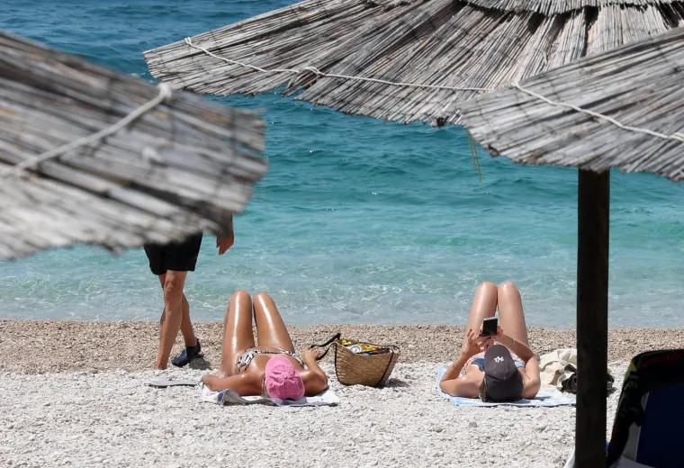 Ova je plaža pravi hit! Gosti se skupili i nastao je pravi mravinjak, sve vrvi od kupača