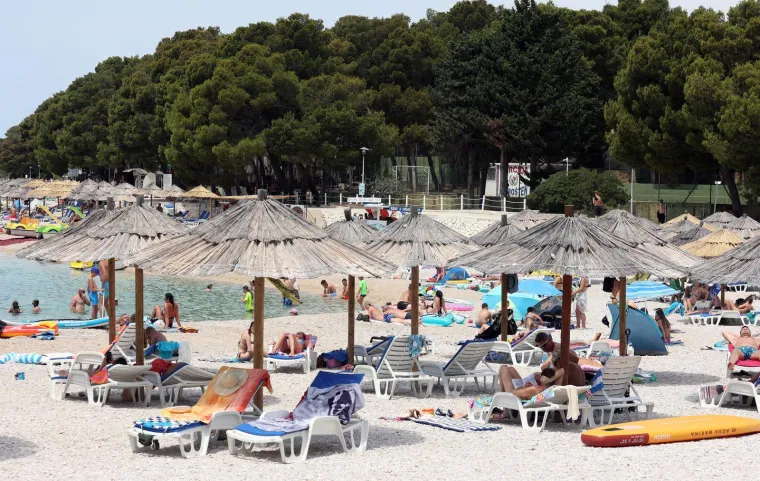 Ova je plaža pravi hit! Gosti se skupili i nastao je pravi mravinjak, sve vrvi od kupača