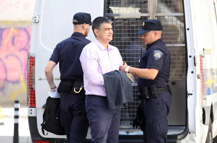 Uhićeni gradonačelnik stigao na ispitivanje: Pogledajte kako je iza&scaron;ao iz marice