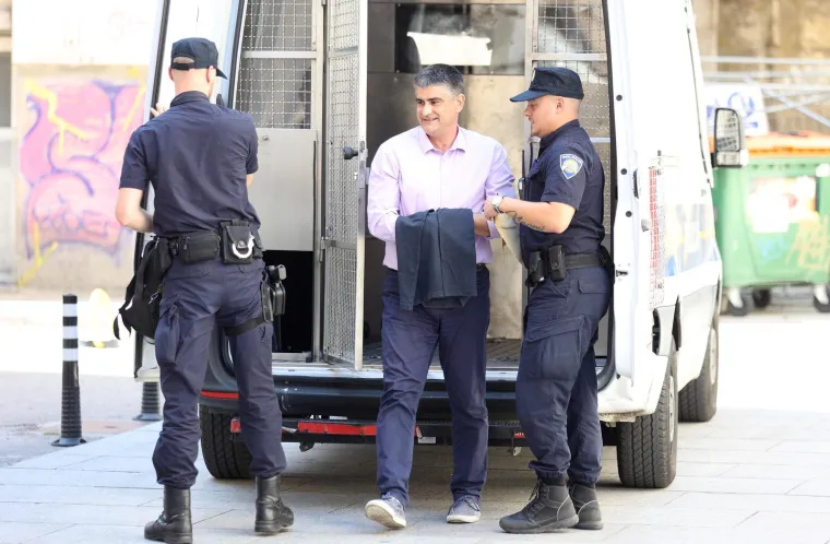 Uhićeni gradonačelnik stigao na ispitivanje: Pogledajte kako je iza&scaron;ao iz marice