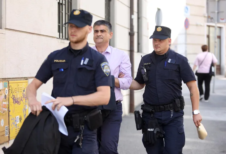 Uhićeni gradonačelnik stigao na ispitivanje: Pogledajte kako je iza&scaron;ao iz marice
