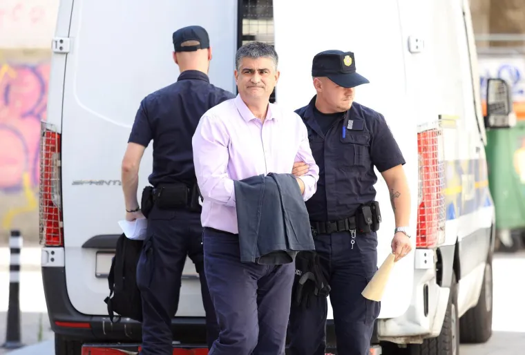 Uhićeni gradonačelnik stigao na ispitivanje: Pogledajte kako je iza&scaron;ao iz marice