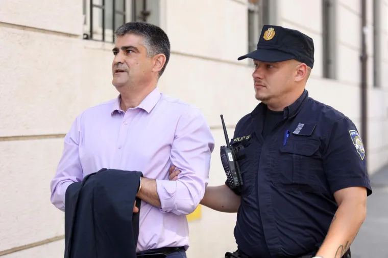 Uhićeni gradonačelnik stigao na ispitivanje: Pogledajte kako je iza&scaron;ao iz marice