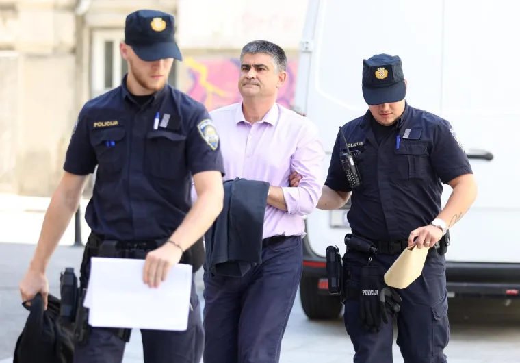 Uhićeni gradonačelnik stigao na ispitivanje: Pogledajte kako je iza&scaron;ao iz marice