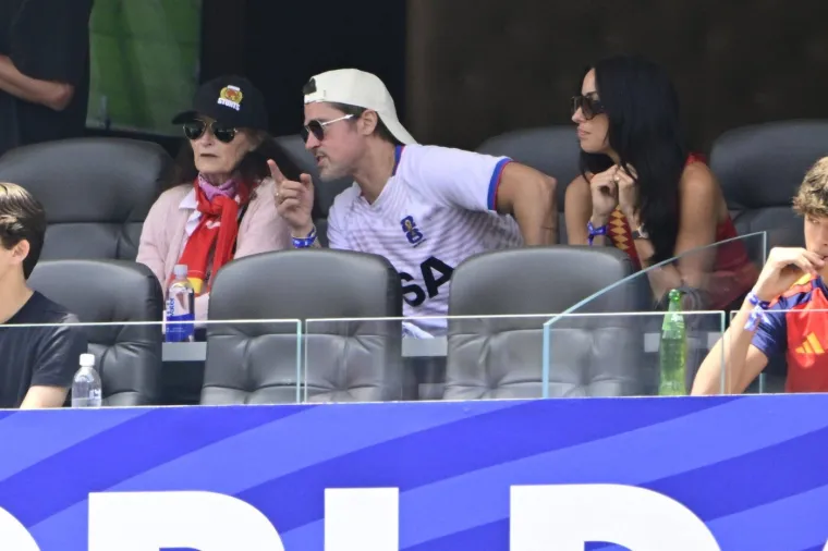 Brad Pitt pravi je kit: S predivnom je ženom gledao utakmicu, a jedan detalj na njemu zbunio je sve
