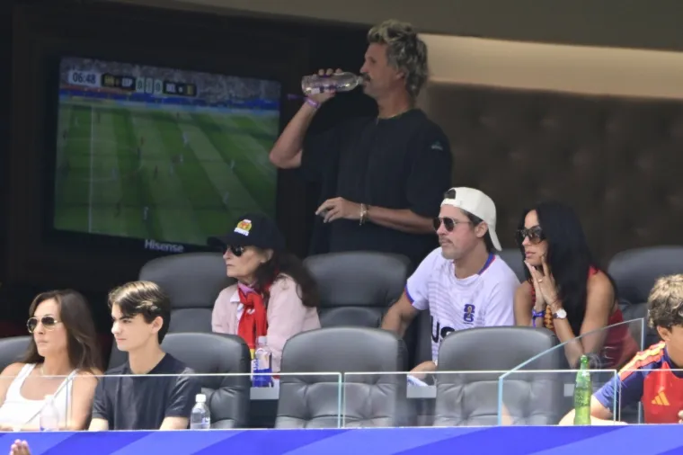 Brad Pitt pravi je kit: S predivnom je ženom gledao utakmicu, a jedan detalj na njemu zbunio je sve