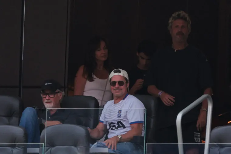 Brad Pitt pravi je kit: S predivnom je ženom gledao utakmicu, a jedan detalj na njemu zbunio je sve
